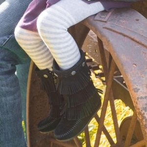 Minnetonka Black 3-Layer Fringe Boot Size 10